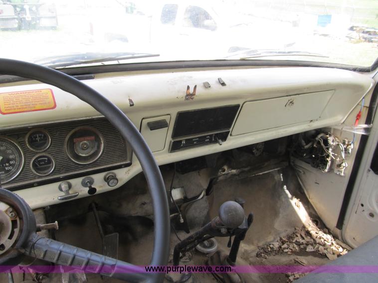 image for item 8992 1977 Ford F700 bucket/service truck