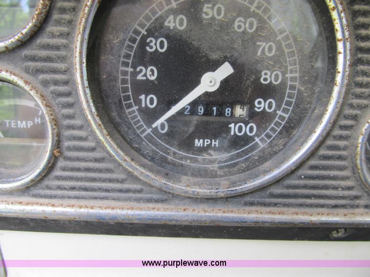 image for item 8992 1977 Ford F700 bucket/service truck