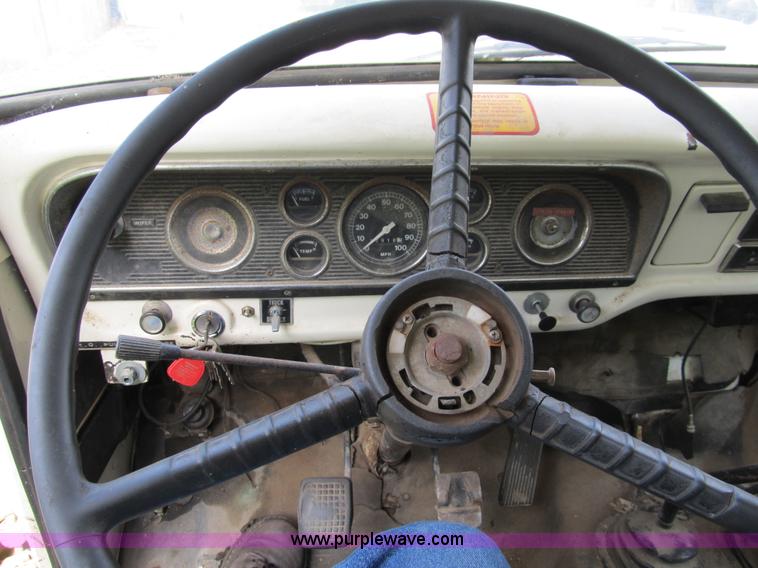 image for item 8992 1977 Ford F700 bucket/service truck