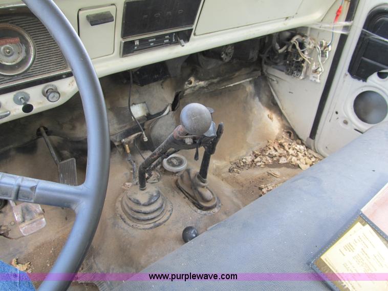 image for item 8992 1977 Ford F700 bucket/service truck