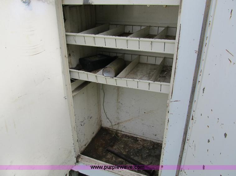 image for item 8992 1977 Ford F700 bucket/service truck