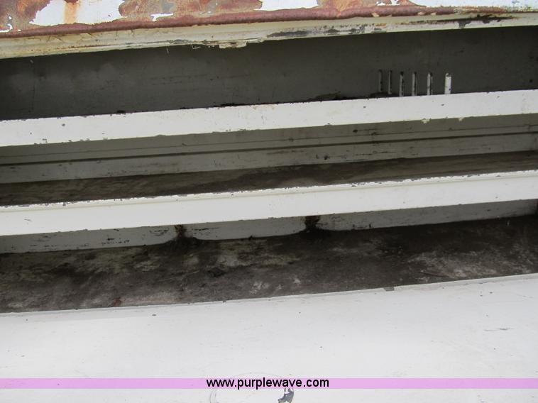 image for item 8992 1977 Ford F700 bucket/service truck