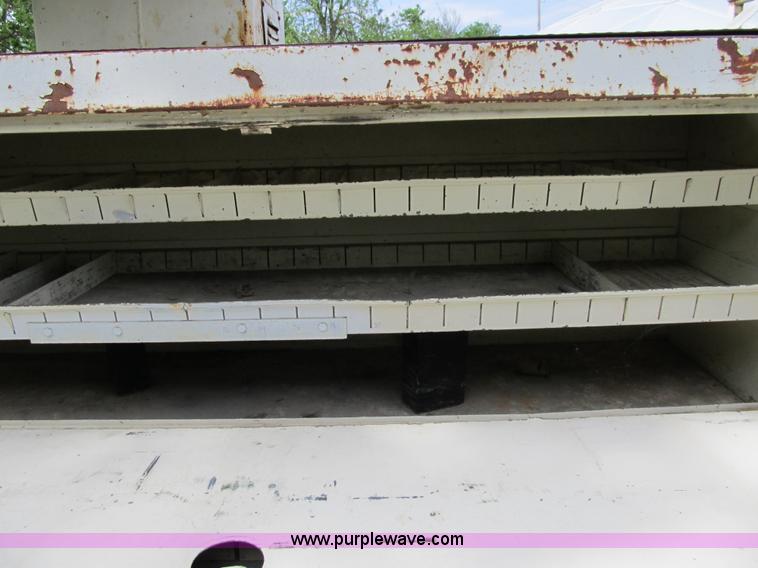 image for item 8992 1977 Ford F700 bucket/service truck