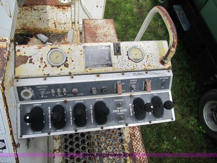 image for item 8992 1977 Ford F700 bucket/service truck