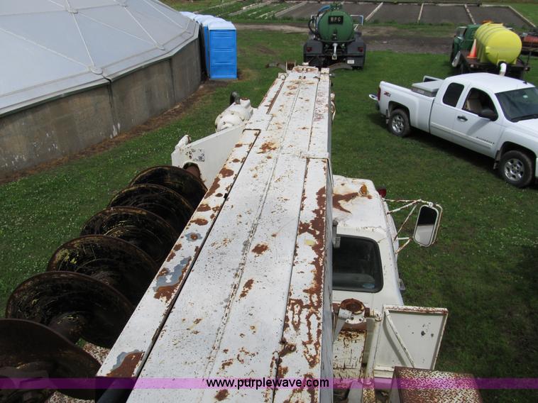 image for item 8992 1977 Ford F700 bucket/service truck