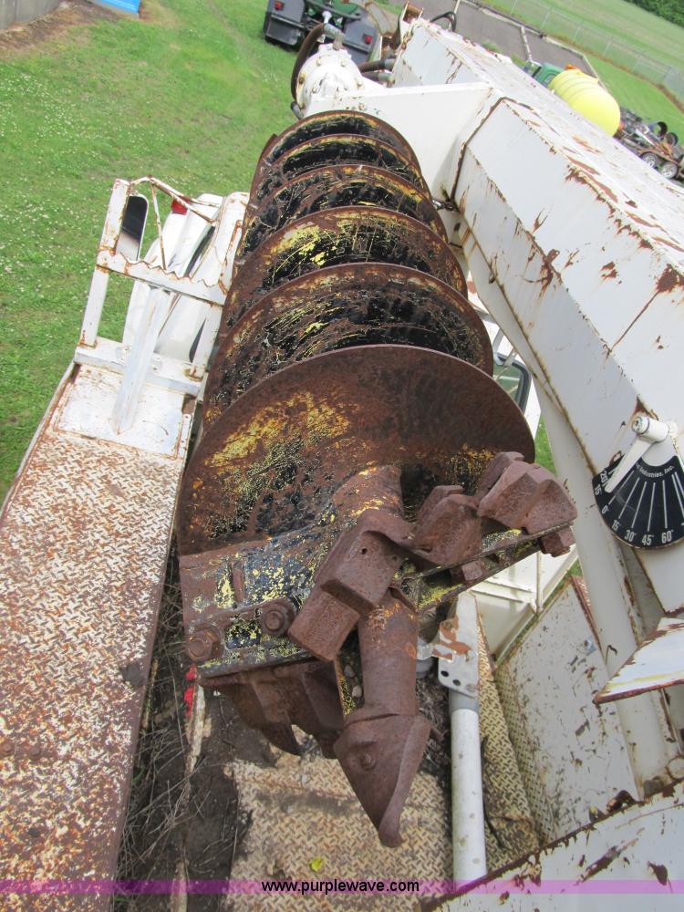 image for item 8992 1977 Ford F700 bucket/service truck