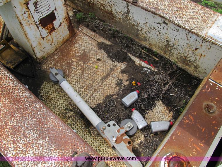 image for item 8992 1977 Ford F700 bucket/service truck