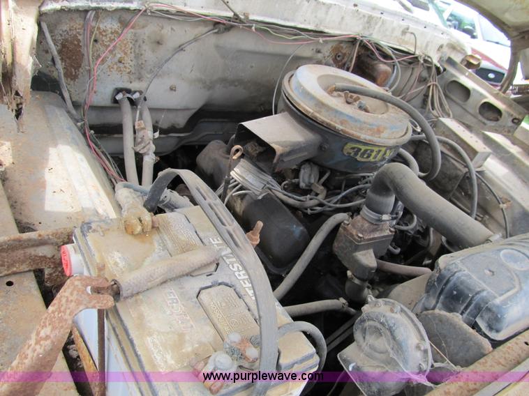 image for item 8992 1977 Ford F700 bucket/service truck