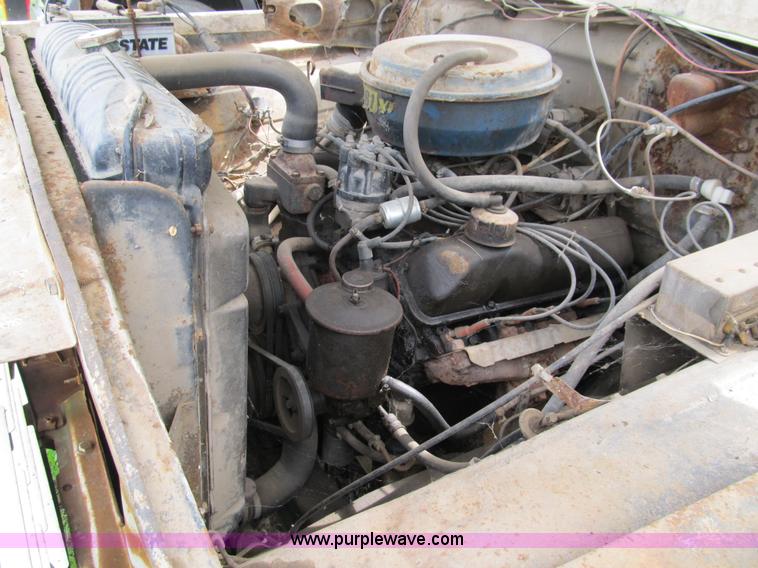 image for item 8992 1977 Ford F700 bucket/service truck