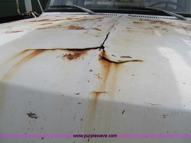 image for item 8992 1977 Ford F700 bucket/service truck