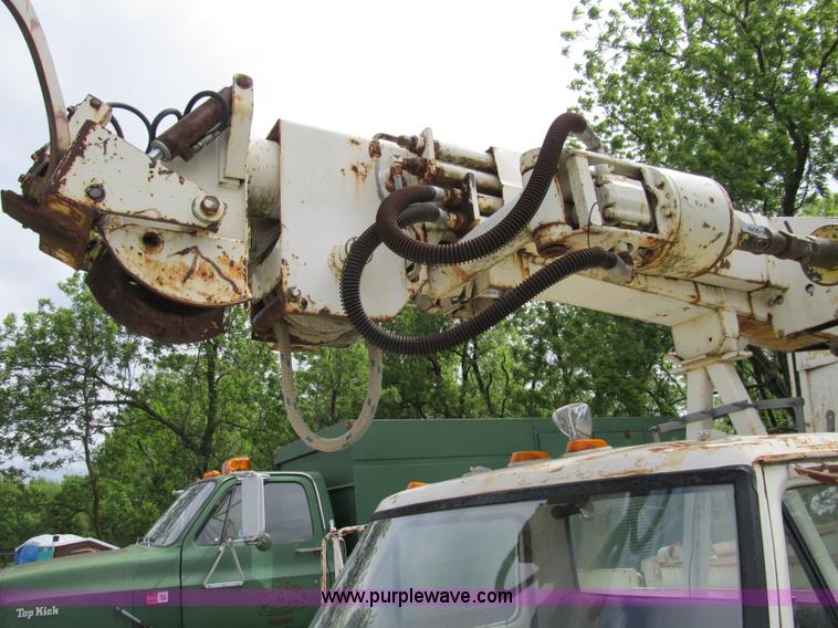 image for item 8992 1977 Ford F700 bucket/service truck