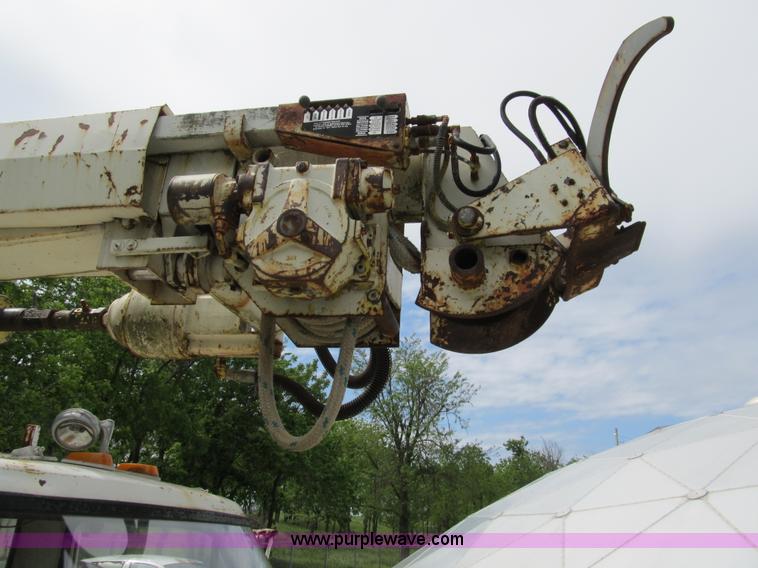 image for item 8992 1977 Ford F700 bucket/service truck