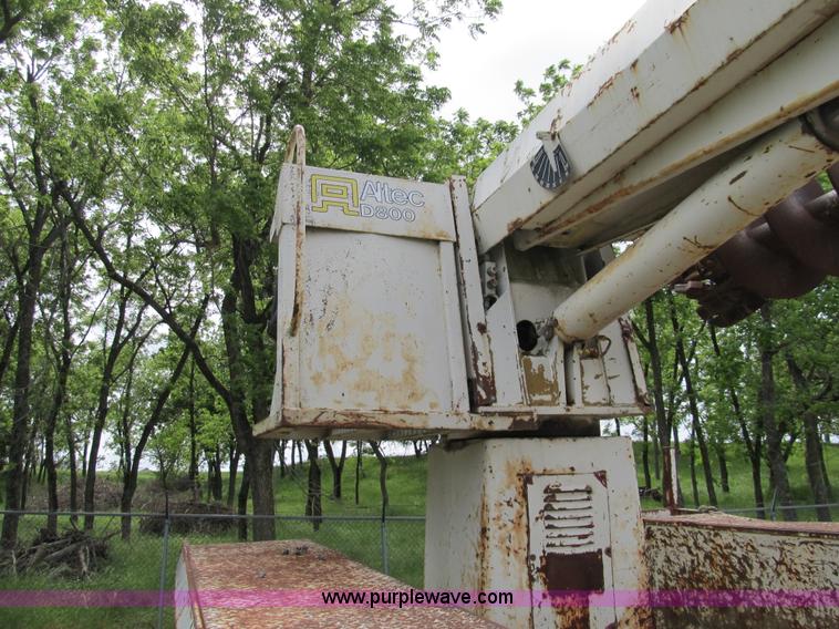 image for item 8992 1977 Ford F700 bucket/service truck