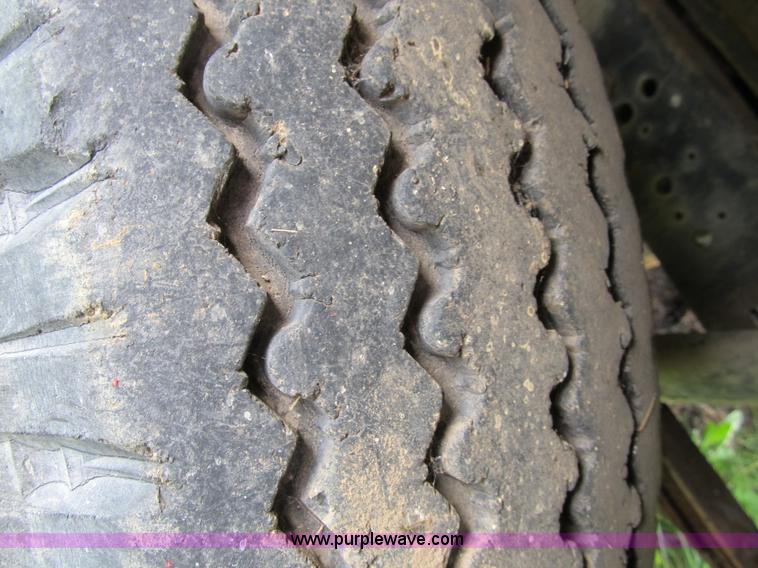 image for item 8992 1977 Ford F700 bucket/service truck