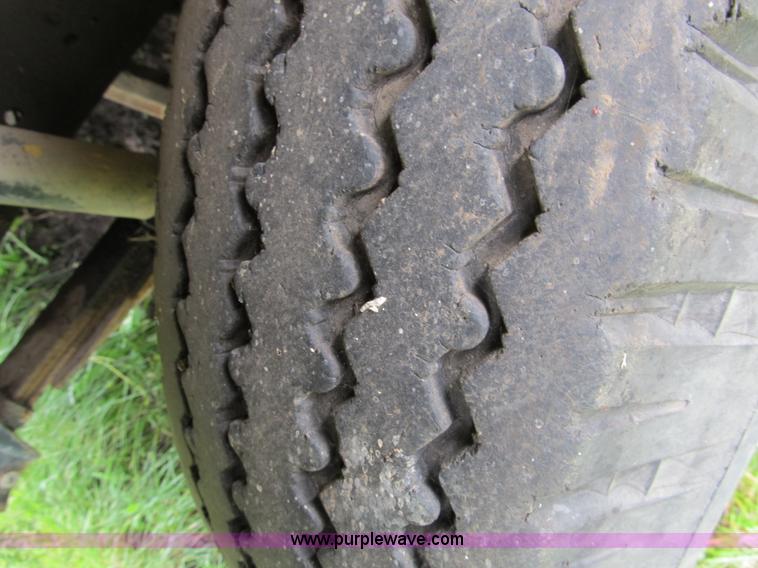 image for item 8992 1977 Ford F700 bucket/service truck