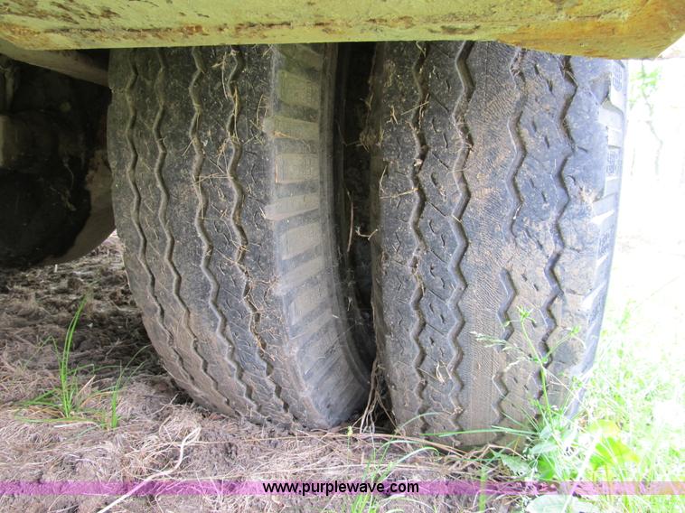 image for item 8992 1977 Ford F700 bucket/service truck