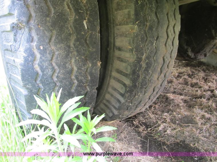 image for item 8992 1977 Ford F700 bucket/service truck