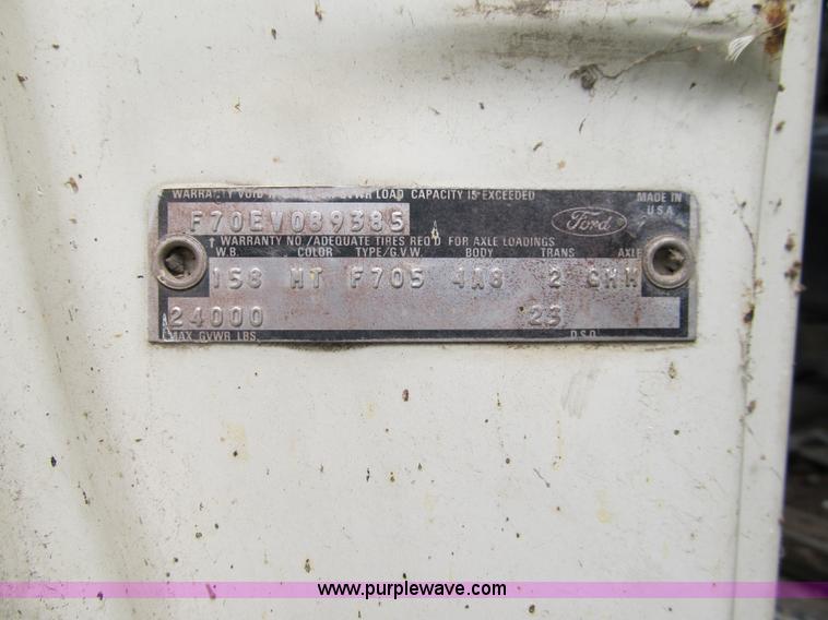 image for item 8992 1977 Ford F700 bucket/service truck