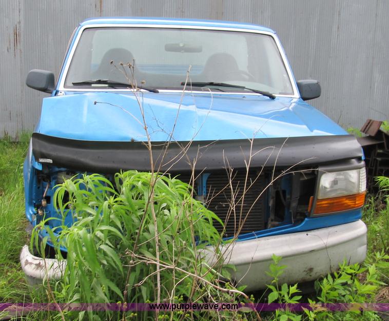 image for item 9011 1995 Ford F150 pickup truck
