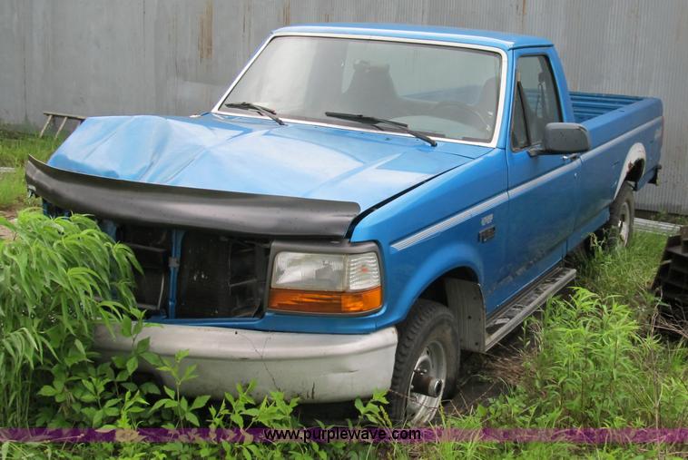 image for item 9011 1995 Ford F150 pickup truck