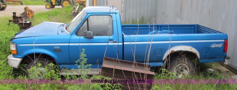 image for item 9011 1995 Ford F150 pickup truck
