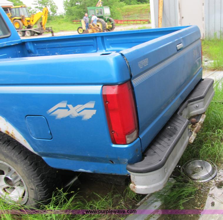 image for item 9011 1995 Ford F150 pickup truck