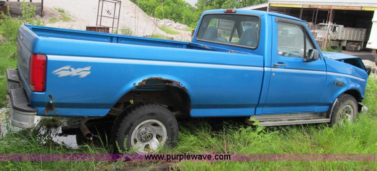 image for item 9011 1995 Ford F150 pickup truck