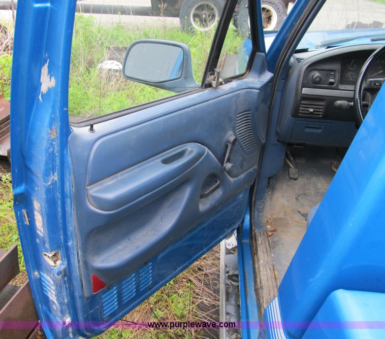 image for item 9011 1995 Ford F150 pickup truck