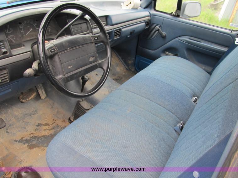 image for item 9011 1995 Ford F150 pickup truck