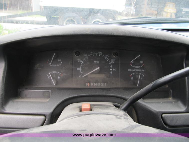 image for item 9011 1995 Ford F150 pickup truck