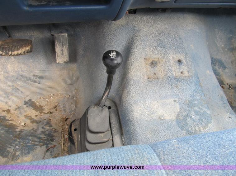 image for item 9011 1995 Ford F150 pickup truck