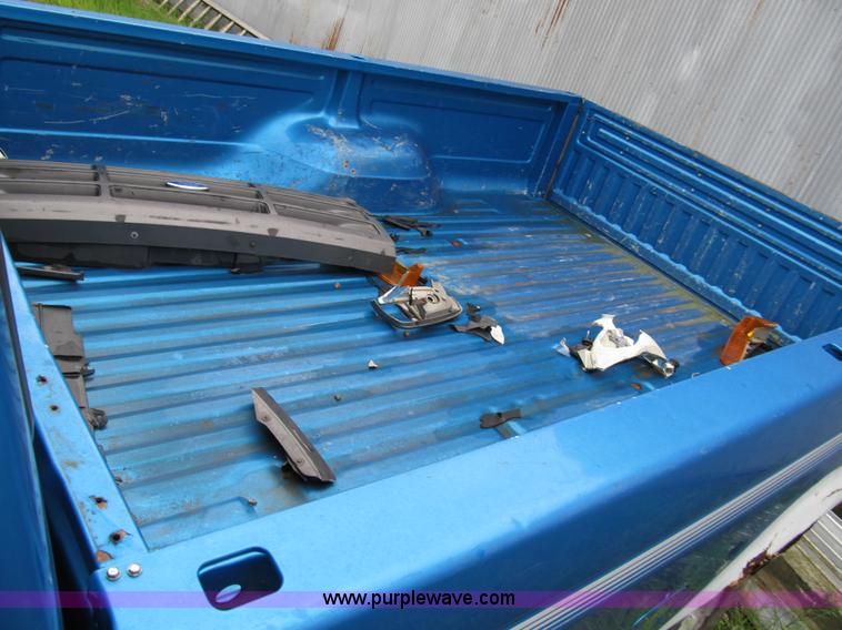 image for item 9011 1995 Ford F150 pickup truck