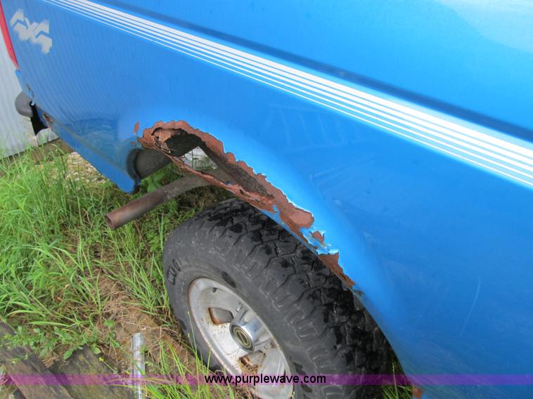 image for item 9011 1995 Ford F150 pickup truck