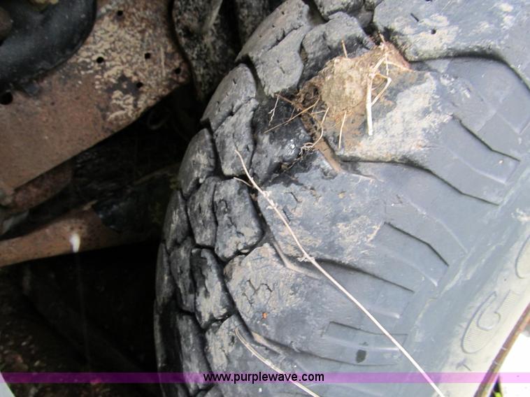 image for item 9011 1995 Ford F150 pickup truck