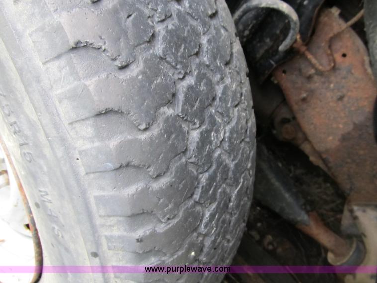 image for item 9011 1995 Ford F150 pickup truck