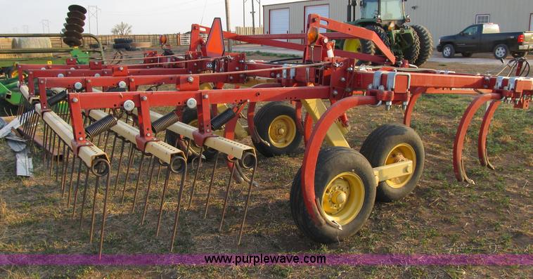 image for item 1214 Krause 4011 14.5' chisel plow