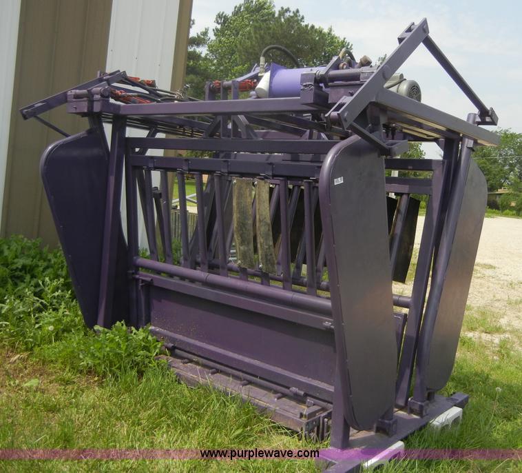 image for item 2390 8' x 65" hydraulic squeeze chute