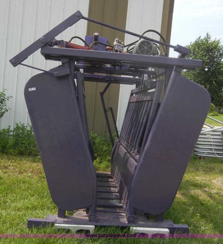 image for item 2390 8' x 65" hydraulic squeeze chute