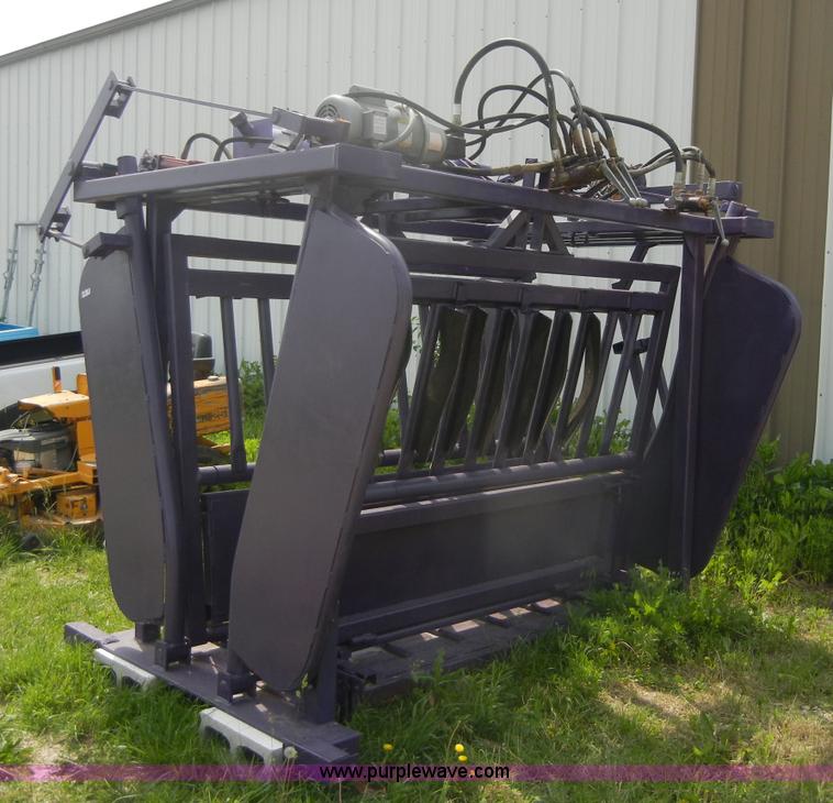 image for item 2390 8' x 65" hydraulic squeeze chute