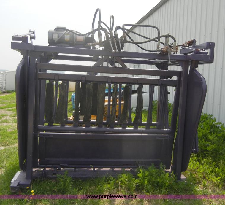 image for item 2390 8' x 65" hydraulic squeeze chute