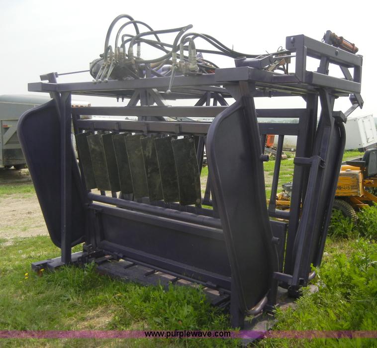 image for item 2390 8' x 65" hydraulic squeeze chute