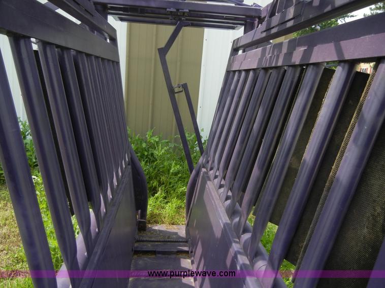 image for item 2390 8' x 65" hydraulic squeeze chute