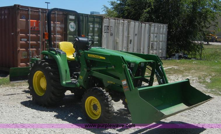 image for item 2415 2010 John Deere 3038E tractor