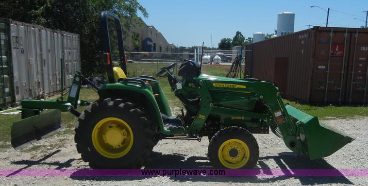 image for item 2415 2010 John Deere 3038E tractor