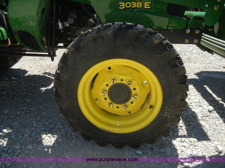 image for item 2415 2010 John Deere 3038E tractor