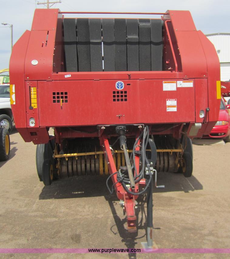 image for item 3133 2004 New Holland BR780 round baler