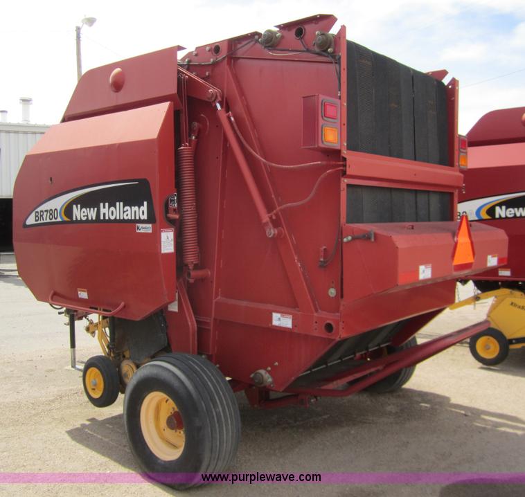 image for item 3133 2004 New Holland BR780 round baler