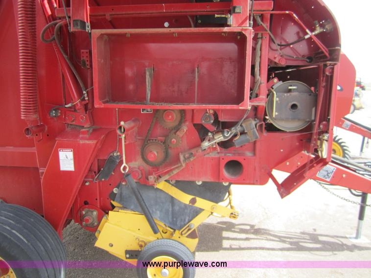 image for item 3133 2004 New Holland BR780 round baler