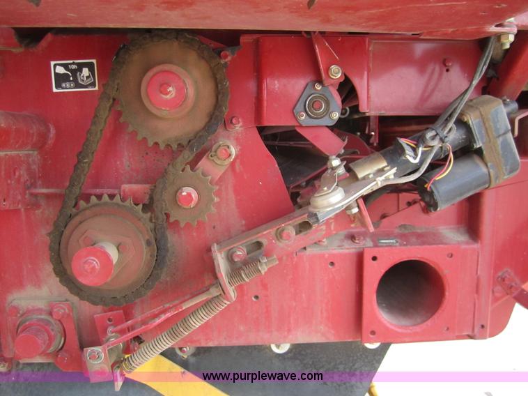 image for item 3133 2004 New Holland BR780 round baler