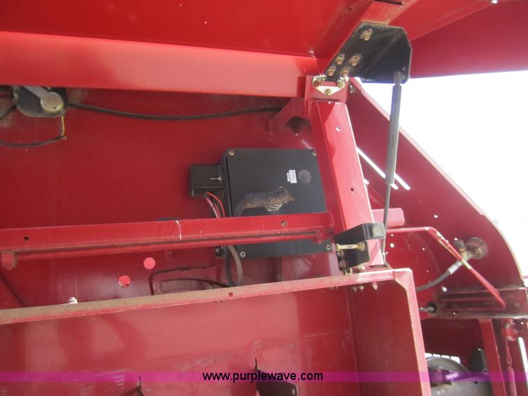 image for item 3133 2004 New Holland BR780 round baler